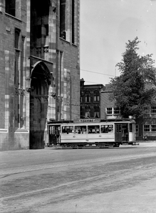 86386 Afbeelding van een electrische tram (motorwagen nr. 72) van het G.E.T.U. als lijn 2a bij de doorgang van de ...